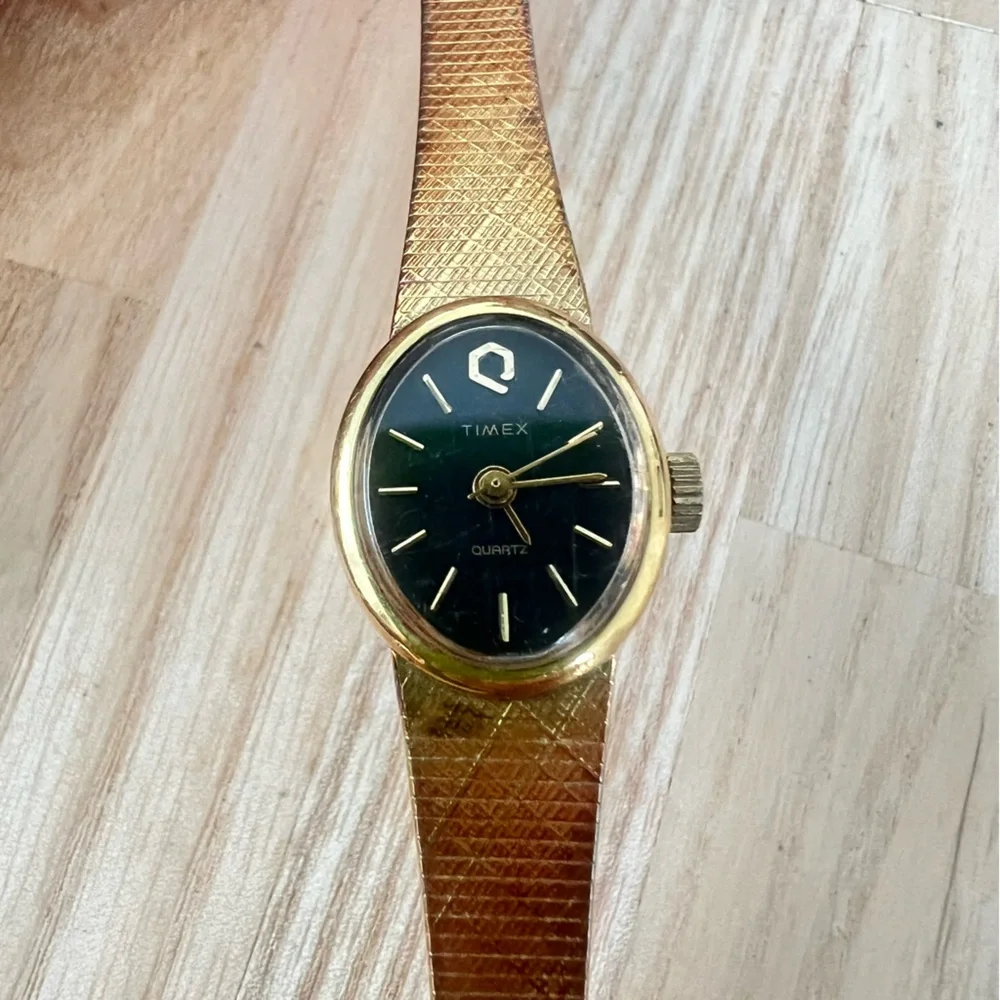 Vintage Timex T cell ladies oval black dial bracelet watch NEW BATTERY